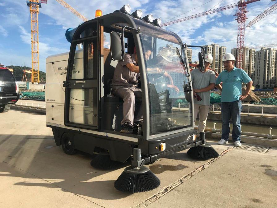 白山龙海市电动清扫车：现代城市清洁的新解决方案